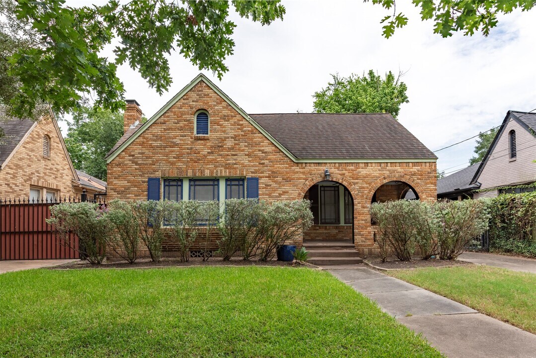 2415 Elmen St in Houston, TX - Building Photo