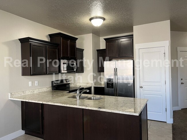 1638 N Venetian Way in Saratoga Springs, UT - Building Photo - Building Photo