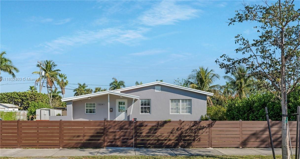 10241 Dominican Dr in Cutler Bay, FL - Foto de edificio
