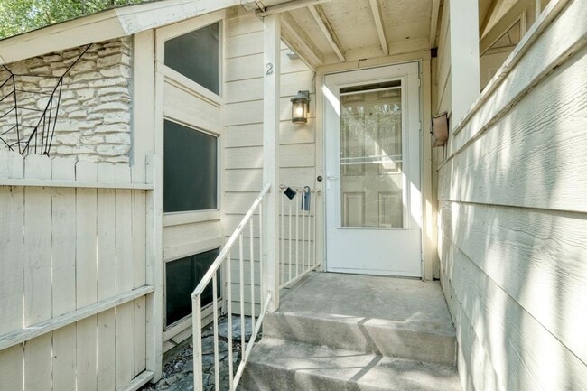 2711 St Edwards Cir in Austin, TX - Foto de edificio - Building Photo