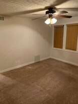 279 Oak Dr, Unit 279 in Coraopolis, PA - Building Photo