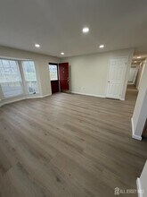 32 Columbus Dr in Franklin Township, NJ - Building Photo - Building Photo