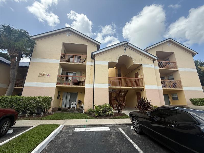 7620 Westwood Dr in Tamarac, FL - Building Photo