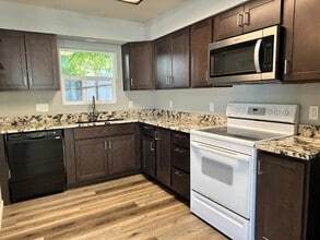 1076 Sunrise Way in Central Point, OR - Building Photo - Building Photo