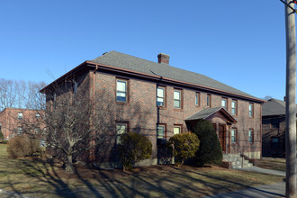 Weston Court Apartments in Braintree, MA - Building Photo - Building Photo