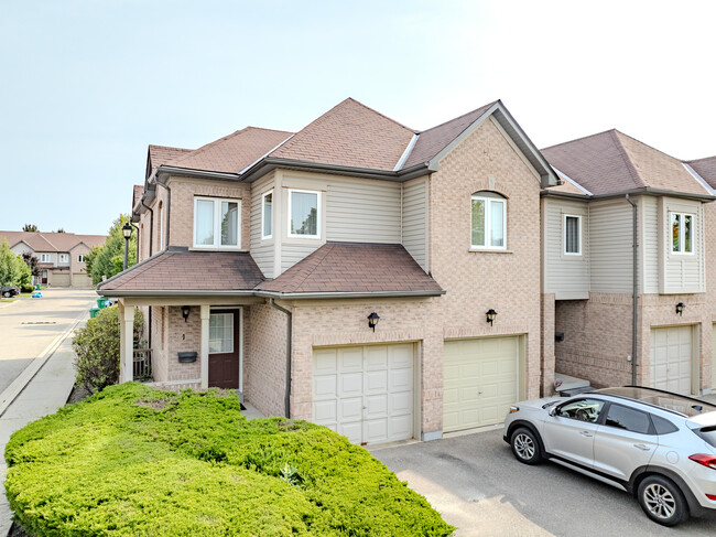 5625 Glen Erin Dr in Mississauga, ON - Building Photo - Building Photo