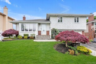 19 Alan Ct in Plainview, NY - Building Photo