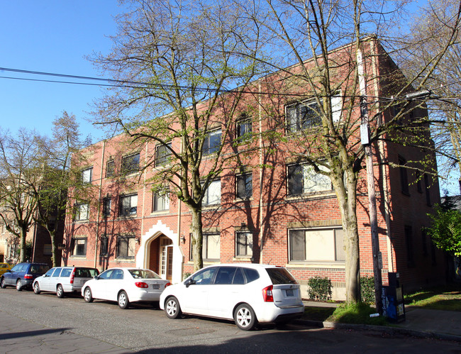 Gresham Apartments in Seattle, WA - Building Photo - Building Photo