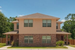 Immediate Move in! HUGE 3/3 duplex just Mi in College Station, TX - Building Photo