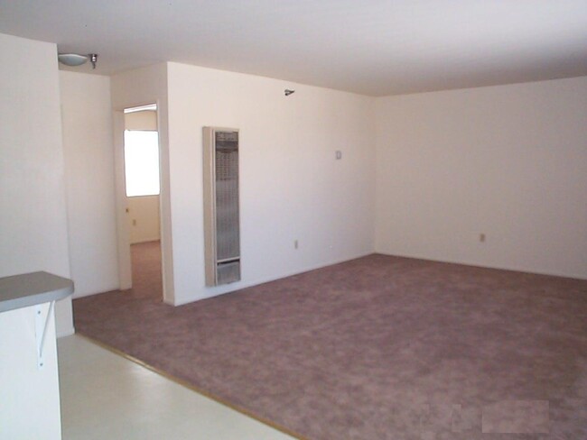 13809 Hawthorne Way, Unit Upper in Hawthorne, CA - Building Photo - Building Photo