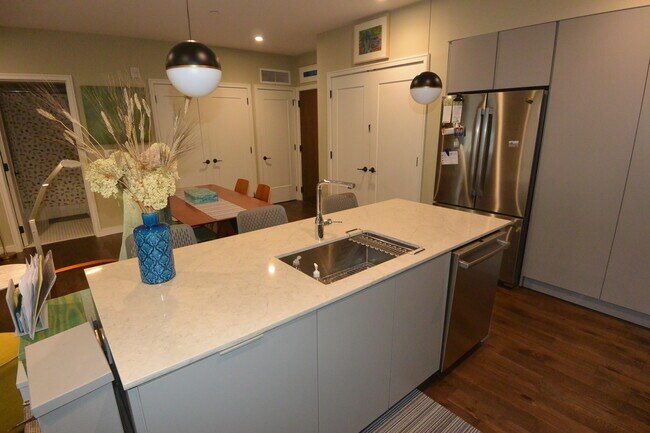 45 Burnett St, Unit 201 in Boston, MA - Building Photo - Building Photo