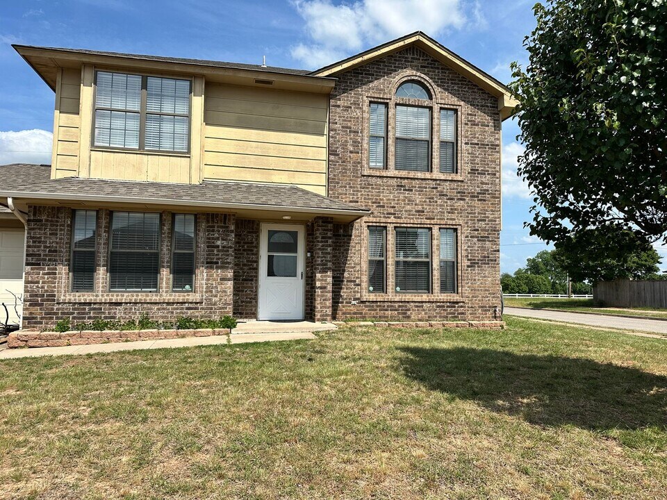 3712 Quail Ridge Dr in Moore, OK - Building Photo