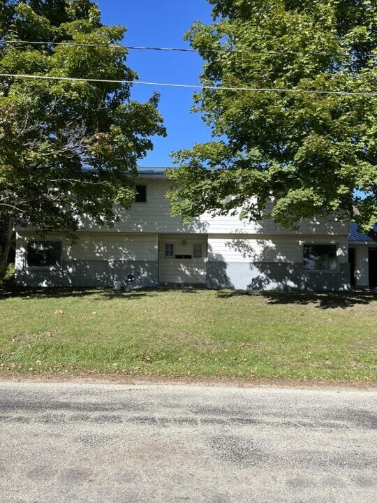 205 9th St NE in Oelwein, IA - Building Photo