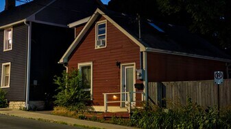 651 King St W in Kingston, ON - Building Photo