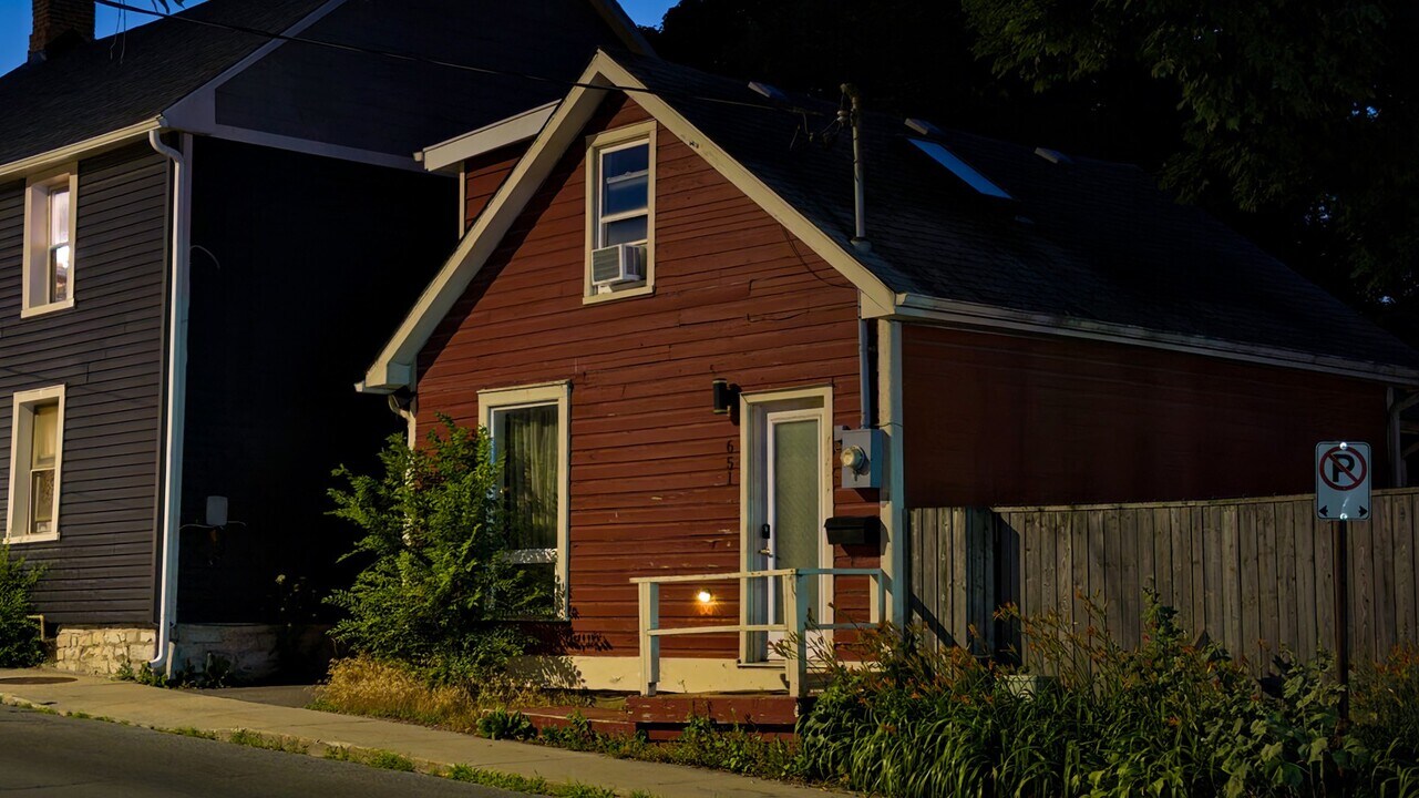 651 King St W in Kingston, ON - Building Photo