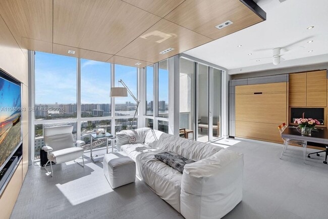 18201 Collins Ave in Sunny Isles Beach, FL - Foto de edificio - Building Photo