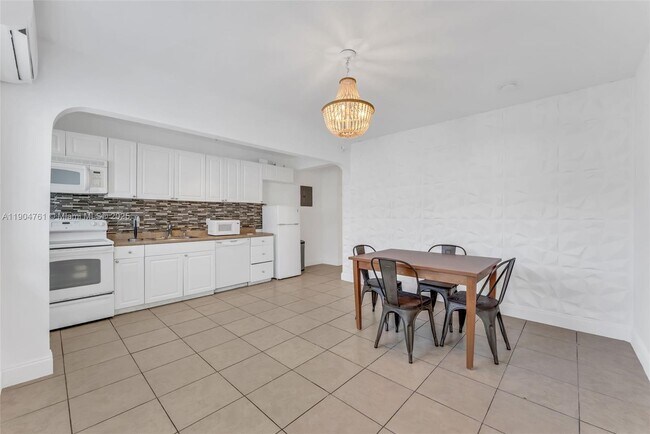 1639 Hayes St in Hollywood, FL - Building Photo - Building Photo