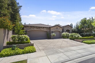 2206 Ribble Valley Dr in Bakersfield, CA - Building Photo - Building Photo