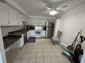 89 Pleasant St in Medfield, MA - Foto de edificio - Building Photo