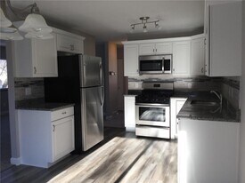 4786 Grenwich Way N in Oakdale, MN - Building Photo