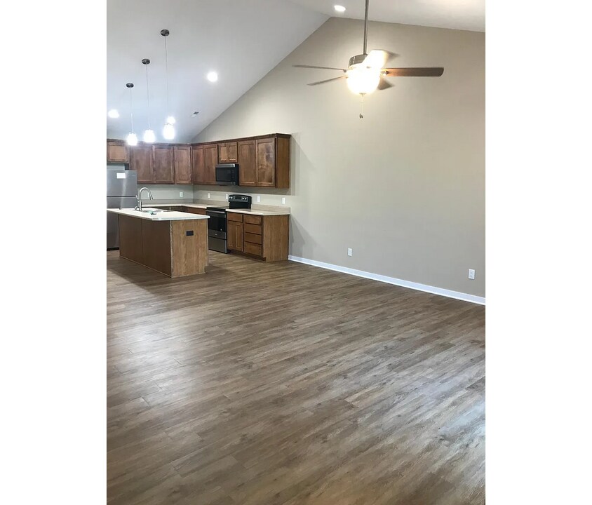 1042 Augusta Dr in Seward, NE - Building Photo