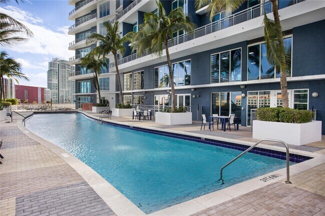 60 SW 13th St, Unit 4607 in Miami, FL - Building Photo - Building Photo