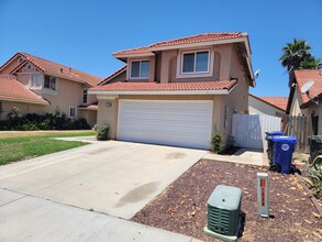 7598 Honeysuckle St in Fontana, CA - Building Photo - Building Photo