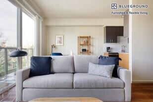 8300 160th Ave NE in Redmond, WA - Building Photo