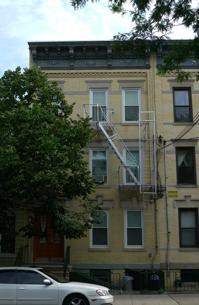 609 Fairview Ave in Flushing, NY - Building Photo - Building Photo