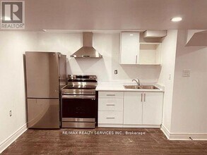 24 Autumn Glen Cir in Toronto, ON - Building Photo - Building Photo