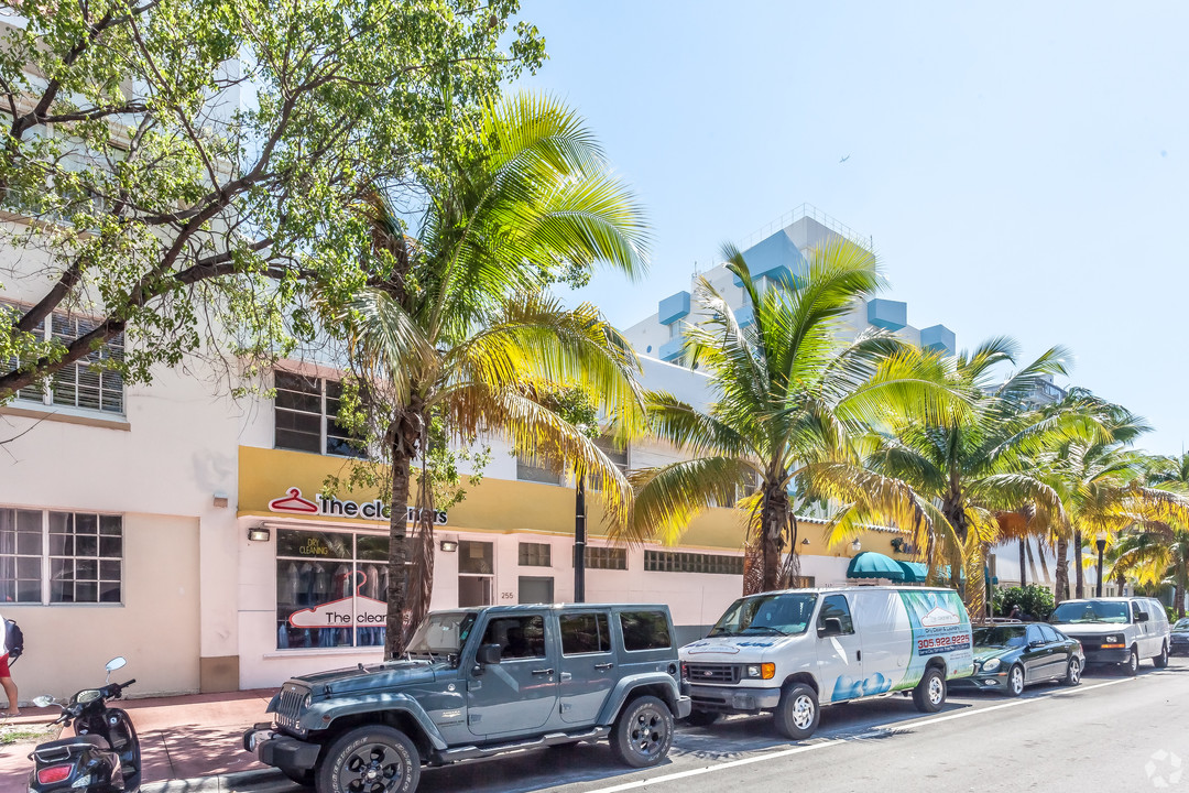 249 Collins Ave in Miami Beach, FL - Foto de edificio