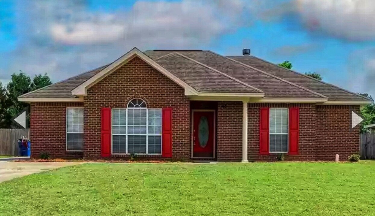 68 Silver Pointe Dr in Elmore, AL - Building Photo