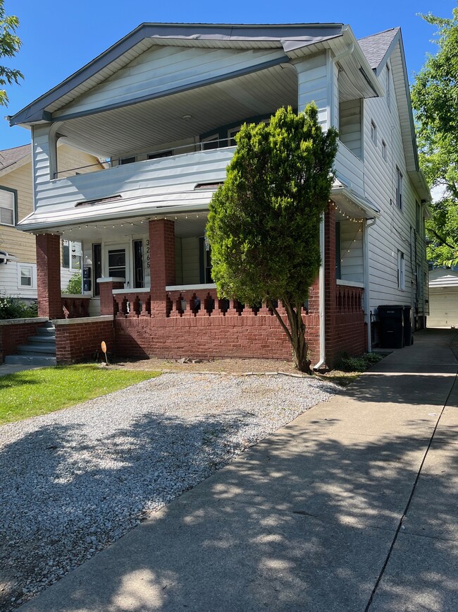 3265 E Overlook Rd, Unit 1 in Cleveland Heights, OH - Building Photo - Building Photo