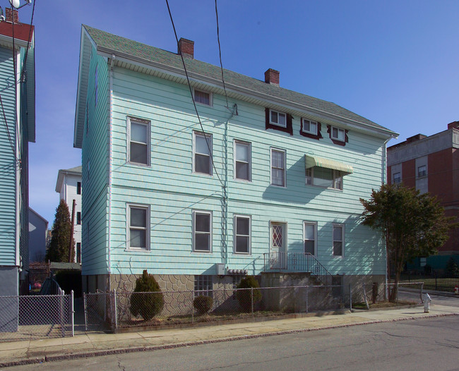 222 Fountain St in Fall River, MA - Foto de edificio - Building Photo