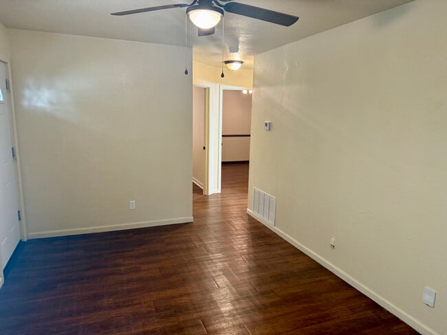 1008 Locust Dr in Midwest City, OK - Foto de edificio - Building Photo
