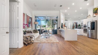 2633 Oakbrook Dr in Weston, FL - Building Photo - Building Photo