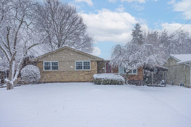 1063 Bedford Ave in Burlington, ON - Building Photo - Building Photo