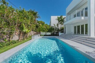 1325 Bay Dr in Miami Beach, FL - Building Photo - Building Photo