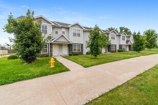 5005 Devils Glen Rd in Bettendorf, IA - Building Photo