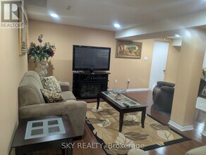 5775 Invergordon Ln in Mississauga, ON - Building Photo - Building Photo