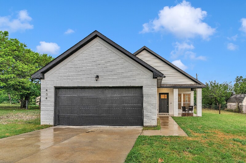 404 Onyx Dr in Granbury, TX - Building Photo