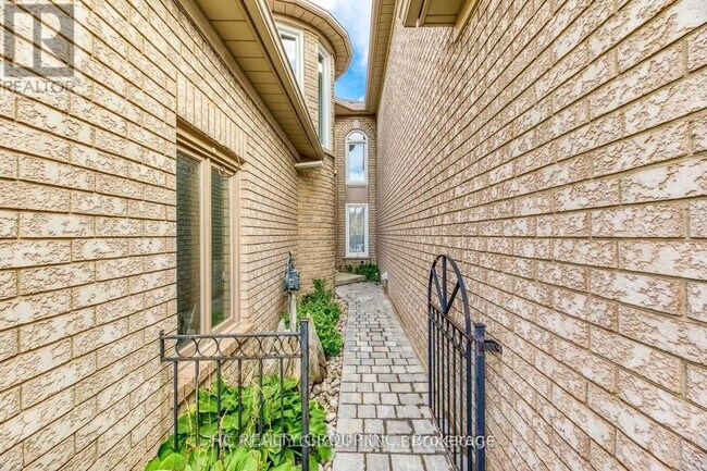 2233 Rockingham Dr in Oakville, ON - Building Photo - Building Photo