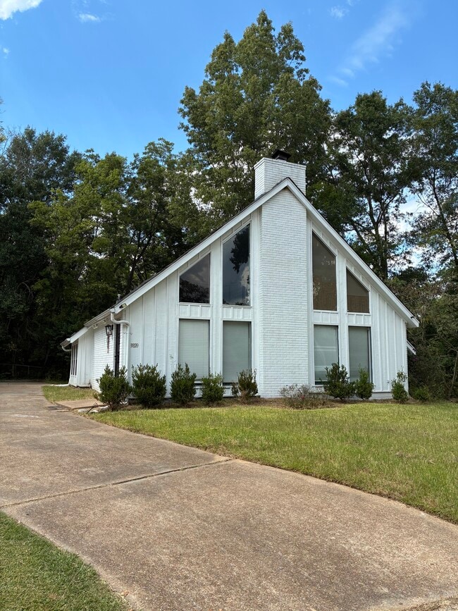 3829 Northview Dr