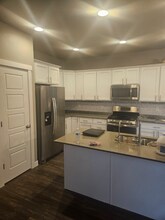 1044 W Osprey Dr in Stansbury Park, UT - Foto de edificio - Building Photo