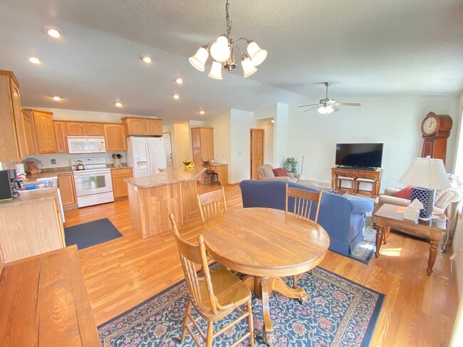 2028 Crooked Ave in Holmen, WI - Foto de edificio - Building Photo