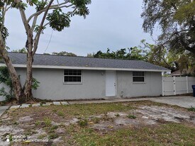 1103 33rd Ave W in Bradenton, FL - Building Photo