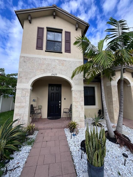 10629 W 33rd Ln in Hialeah, FL - Building Photo