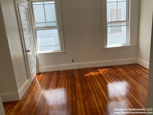 250 Belgrade Ave, Unit 1 in Boston, MA - Building Photo - Building Photo