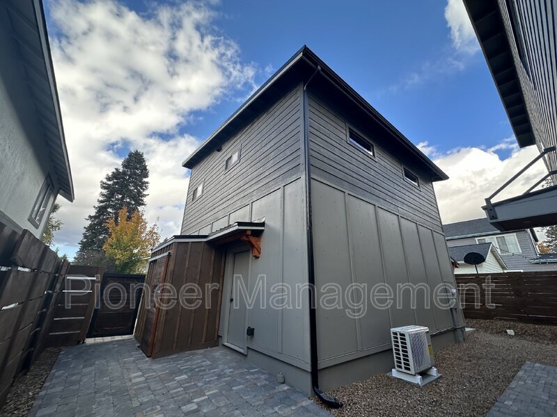 446 NE Burnside Ave in Bend, OR - Building Photo