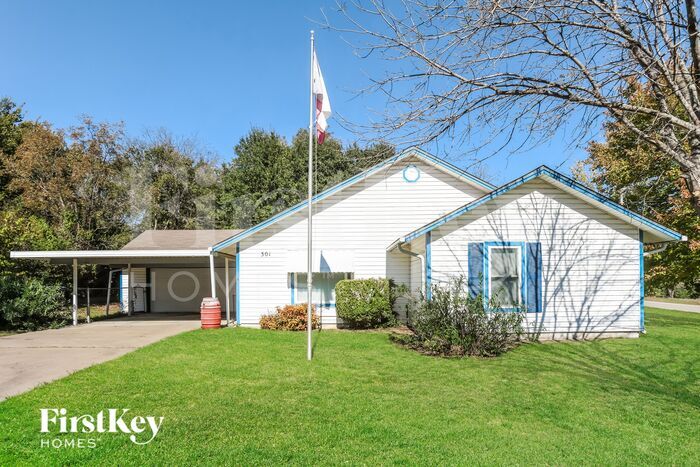 301 W Main St in Lancaster, TX - Building Photo